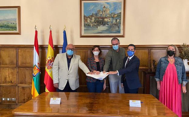 Firma del convenio con la comunidad de regantes de Arnedo.