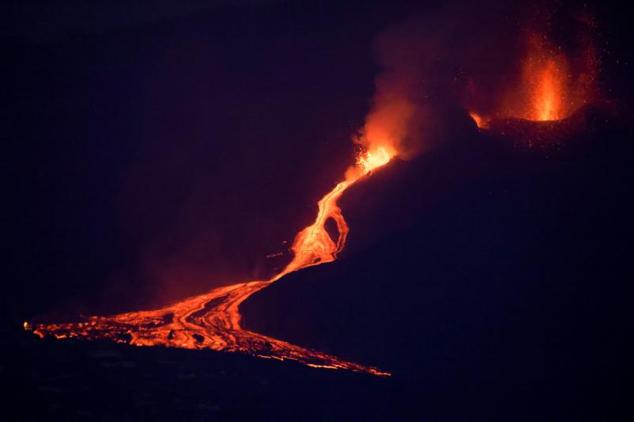 La lava y el humo se elevan tras la erupción del volcán.