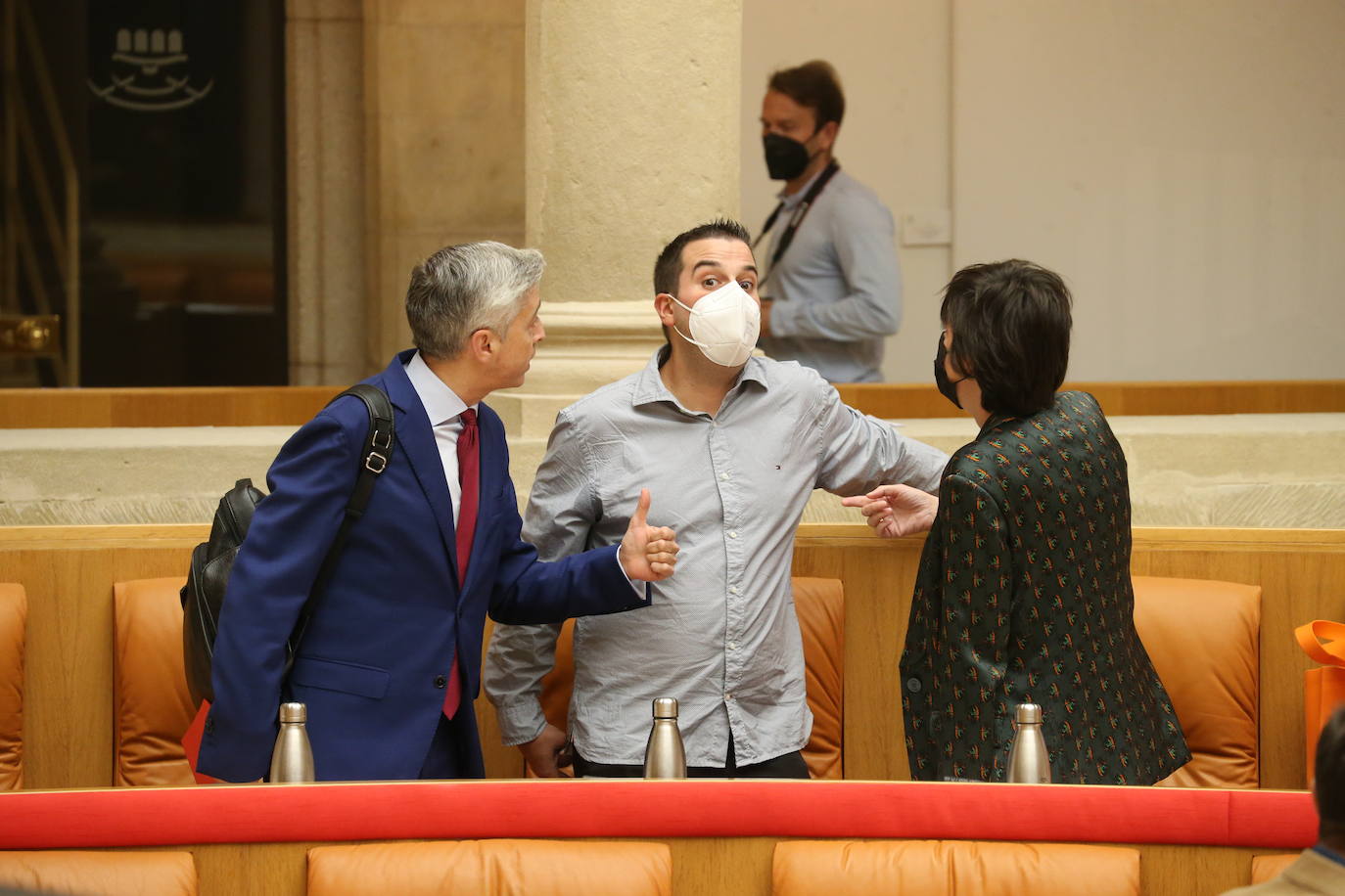 Fotos: El Parlamento rechaza instar al Gobierno central a una reforma regulatoria del sector eléctrico