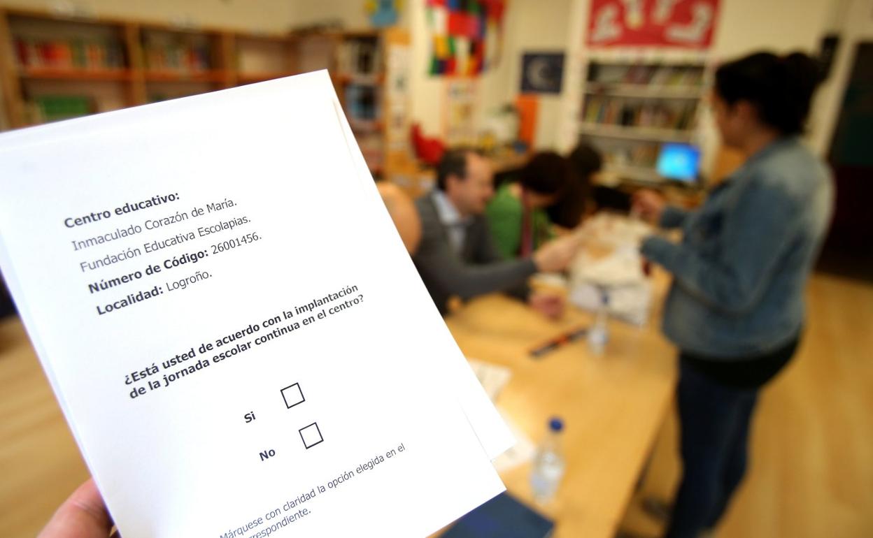 Jornada de votación, en febrero del año 2020, en el colegio Escolapias de Logroño . 