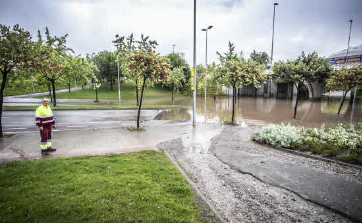 Última inundación de la calle Clavijo, este septiembre, con agua procedente del parque Juan Gispert. 