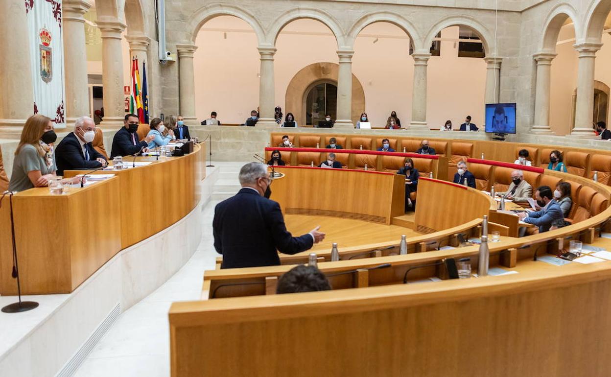 El Parlamento descarta limitar la atención telefónica en sanidad a tareas burocráticas