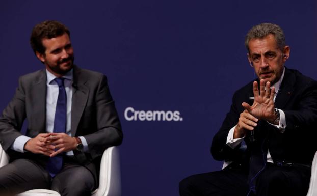 El expresidente francés Nicolás Sarkozy acompaña a Pabo Casado en la tercera jornada de la convención nacional del PP.