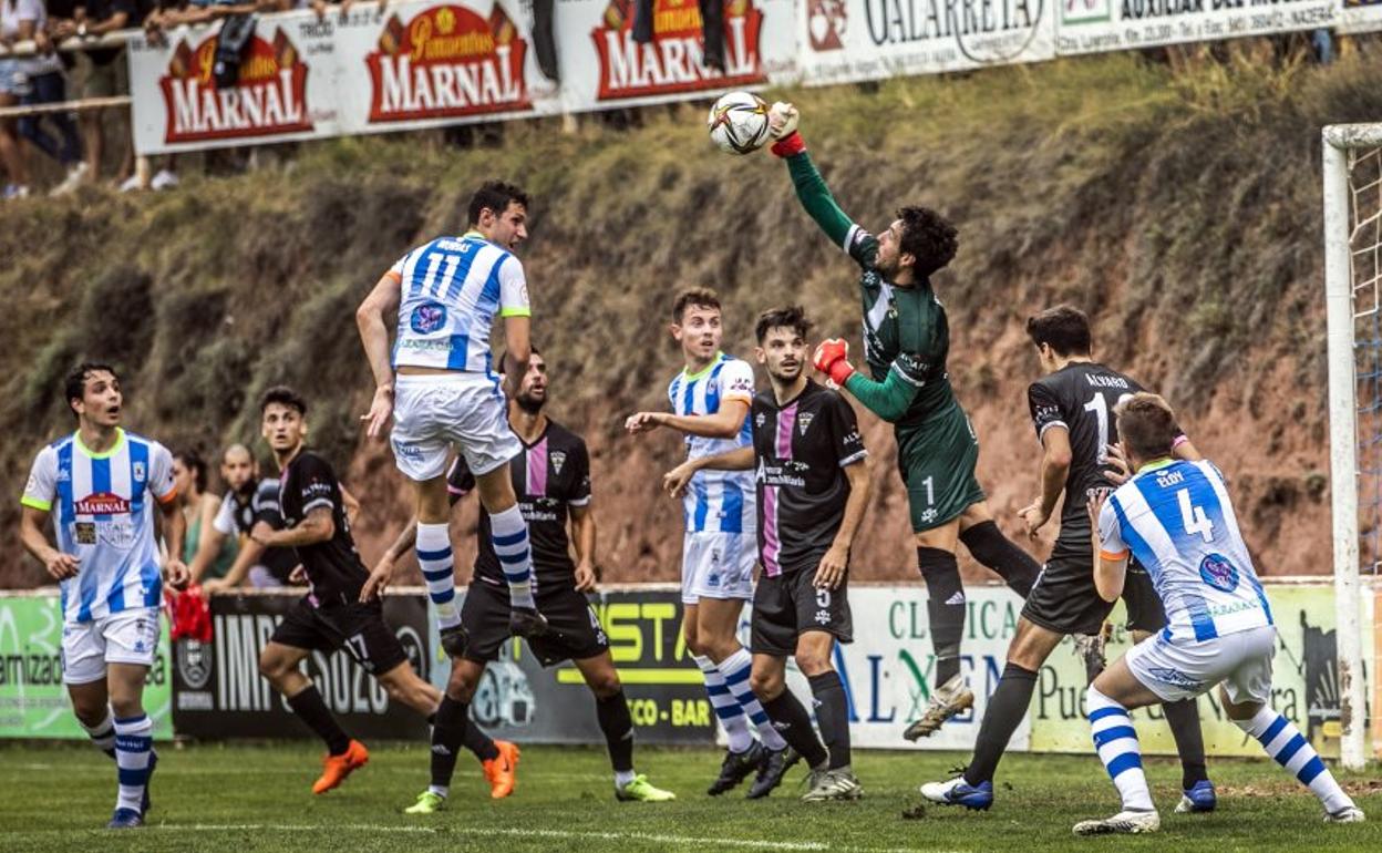 Pinillos despeja con su puño el cabezazo de Ezkiaga en La Salera. 