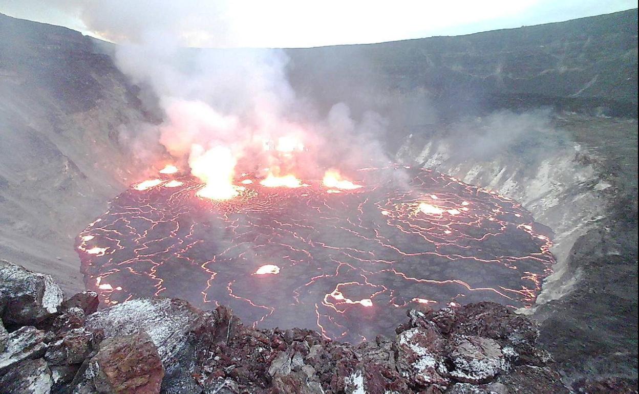 Cráter en erupcion, en el volcán Kilauea (Hawái).