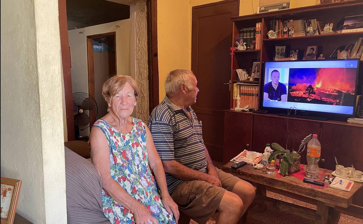 Luciano Julián Zapata y su esposa Marcela Carmen Gómez, en su casa.