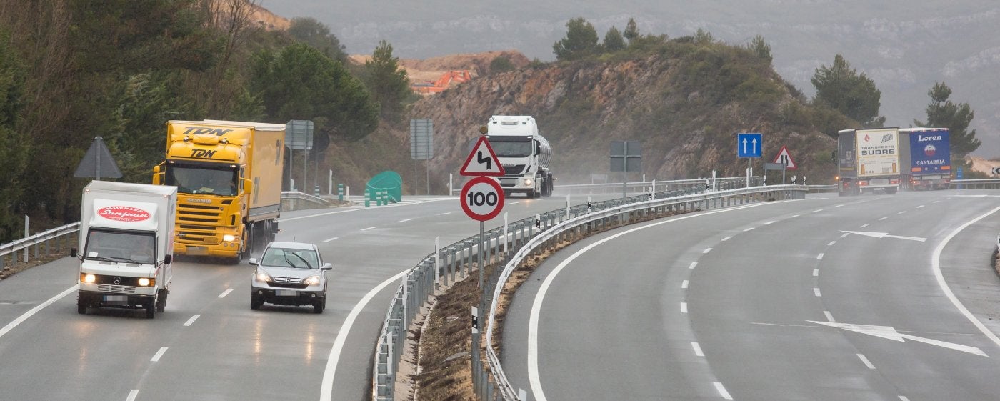 Imagen de archivo de varios vehículos pesados circulando por la autopista AP-68 en el término municipal de Haro. 