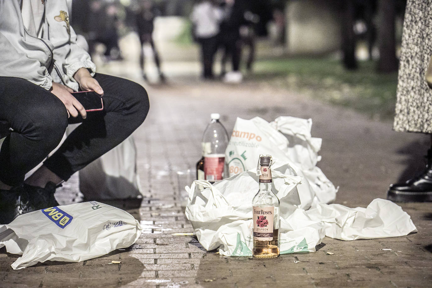 Continúa el botellón. Pese a que muchos pensaban que la práctica tenía los días contados con la apertura del ocio nocturno, el parque del Ebro volvió a acoger la noche del sábado a cientos de jóvenes riojanos con ganas de celebrar.