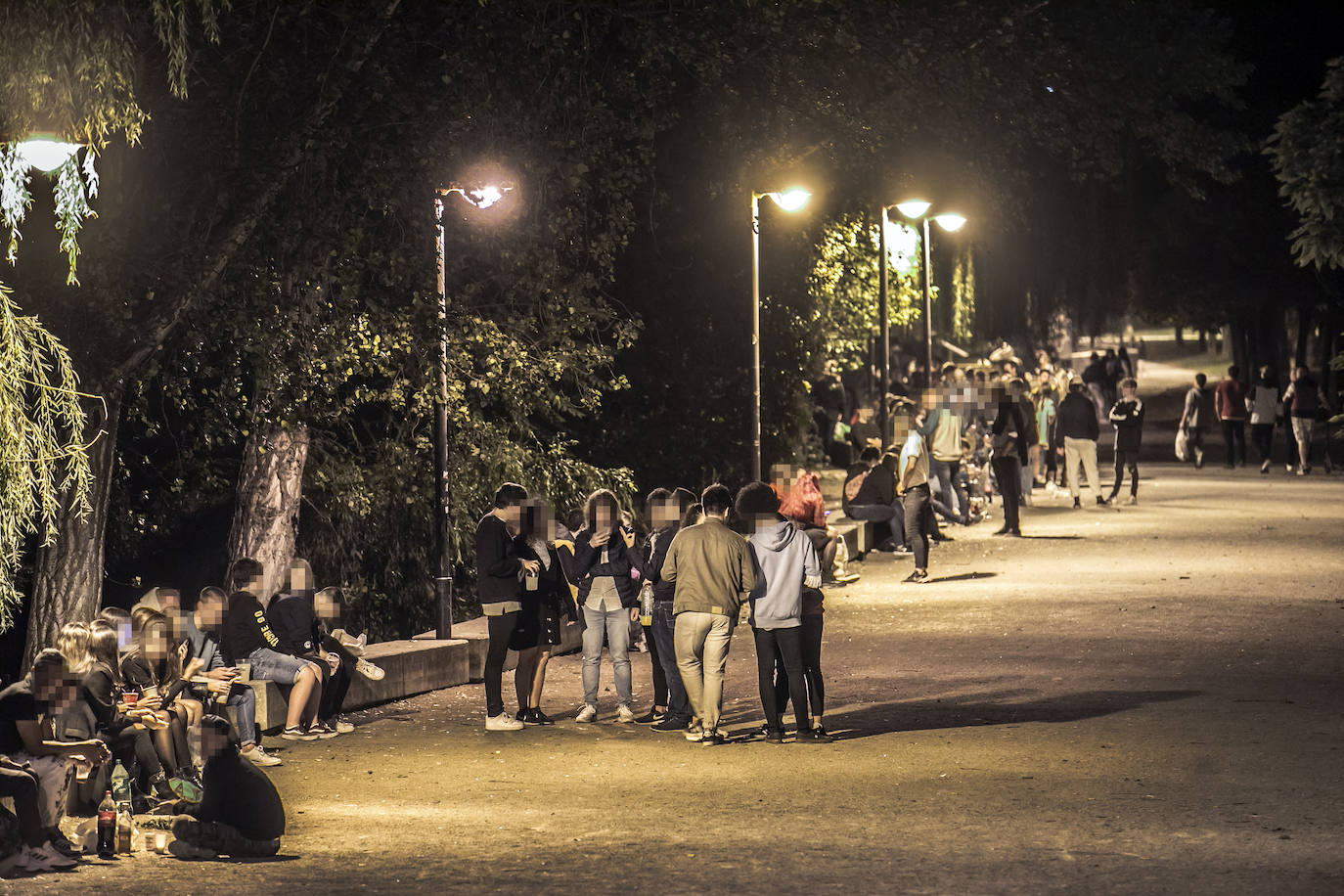 Continúa el botellón. Pese a que muchos pensaban que la práctica tenía los días contados con la apertura del ocio nocturno, el parque del Ebro volvió a acoger la noche del sábado a cientos de jóvenes riojanos con ganas de celebrar.