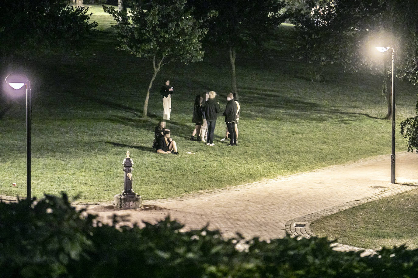 Continúa el botellón. Pese a que muchos pensaban que la práctica tenía los días contados con la apertura del ocio nocturno, el parque del Ebro volvió a acoger la noche del sábado a cientos de jóvenes riojanos con ganas de celebrar.