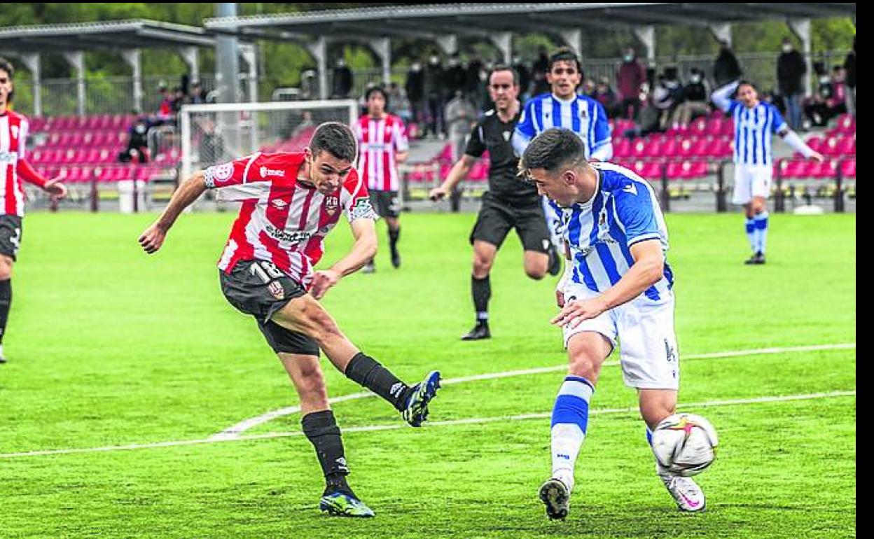 Iñigo busca el disparo repelido por un rival.