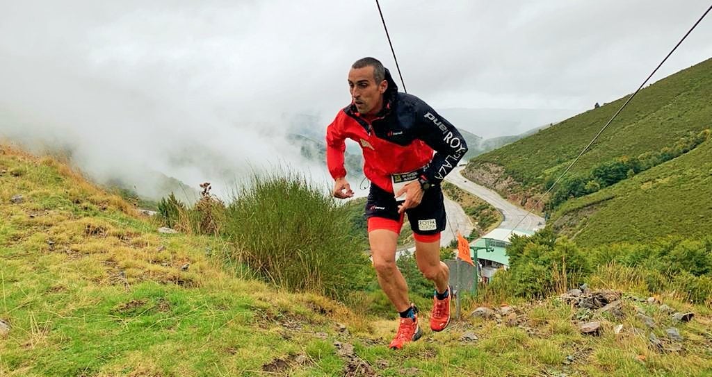 El ezcarayense David Valgañón (Roypa) completando el primer tramo del Kilómetro Vertical de Valdezcaray en la mañana de este domingo.