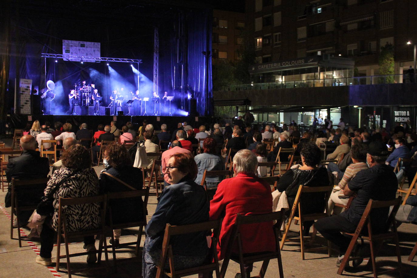 Unas 2.000 personas respondieron a la llamada de disfrutar en directo en el pabellón Arnedo Arena de Antonio Orozco, que recorrió los temas de su último disco, 'Aviónica'