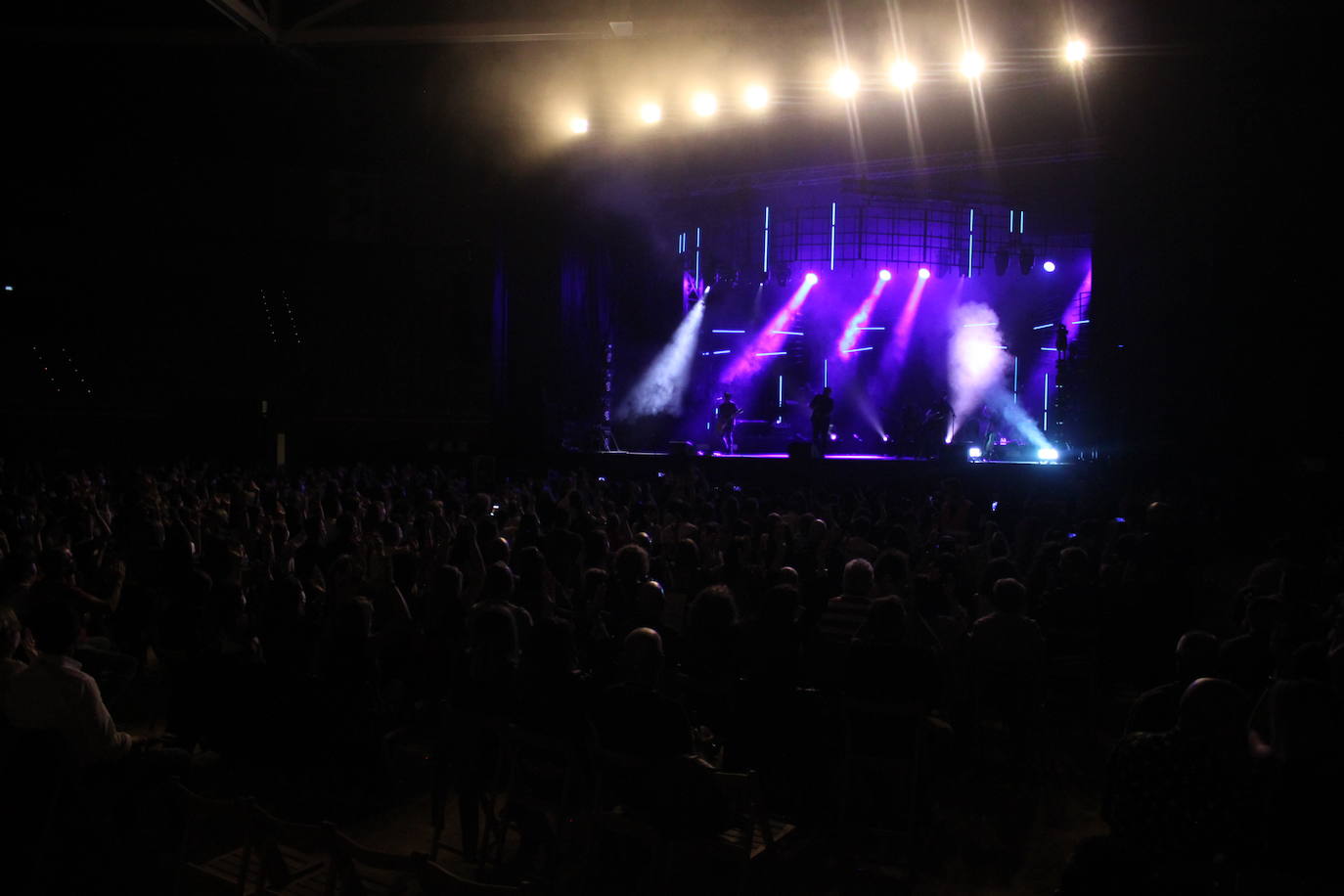 Unas 2.000 personas respondieron a la llamada de disfrutar en directo en el pabellón Arnedo Arena de Antonio Orozco, que recorrió los temas de su último disco, 'Aviónica'