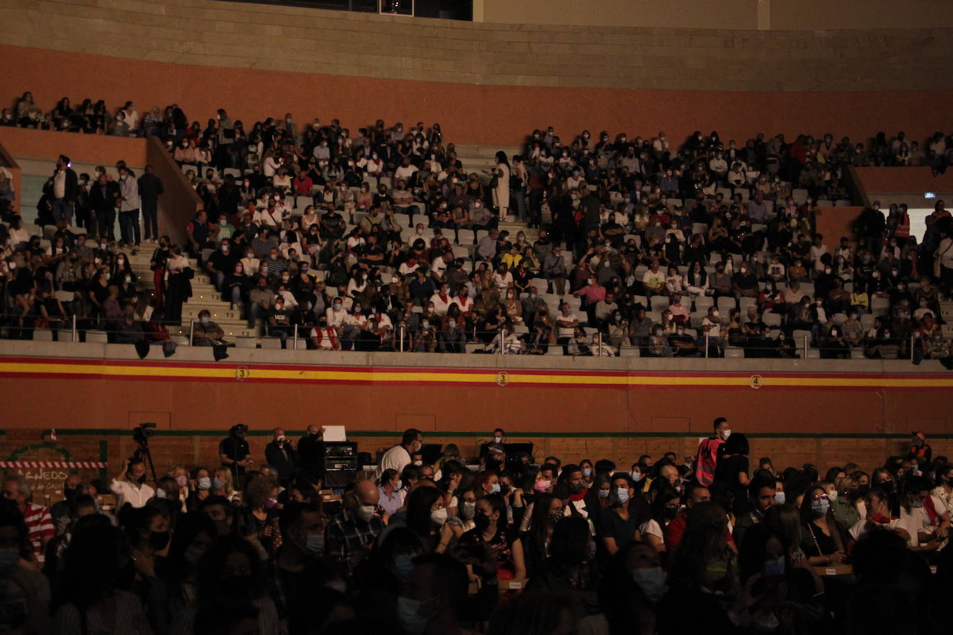 Unas 2.000 personas respondieron a la llamada de disfrutar en directo en el pabellón Arnedo Arena de Antonio Orozco, que recorrió los temas de su último disco, 'Aviónica'