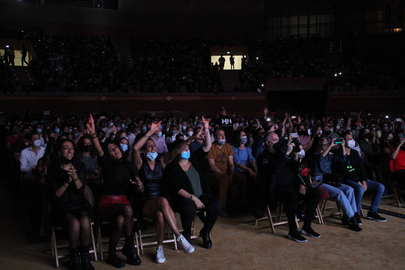 Unas 2.000 personas respondieron a la llamada de disfrutar en directo en el pabellón Arnedo Arena de Antonio Orozco, que recorrió los temas de su último disco, 'Aviónica'