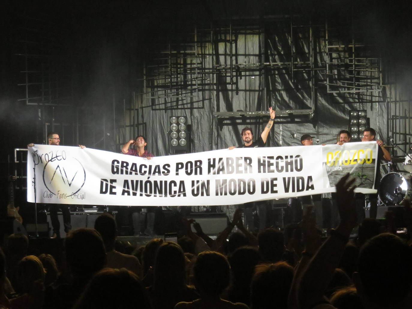 Unas 2.000 personas respondieron a la llamada de disfrutar en directo en el pabellón Arnedo Arena de Antonio Orozco, que recorrió los temas de su último disco, 'Aviónica'