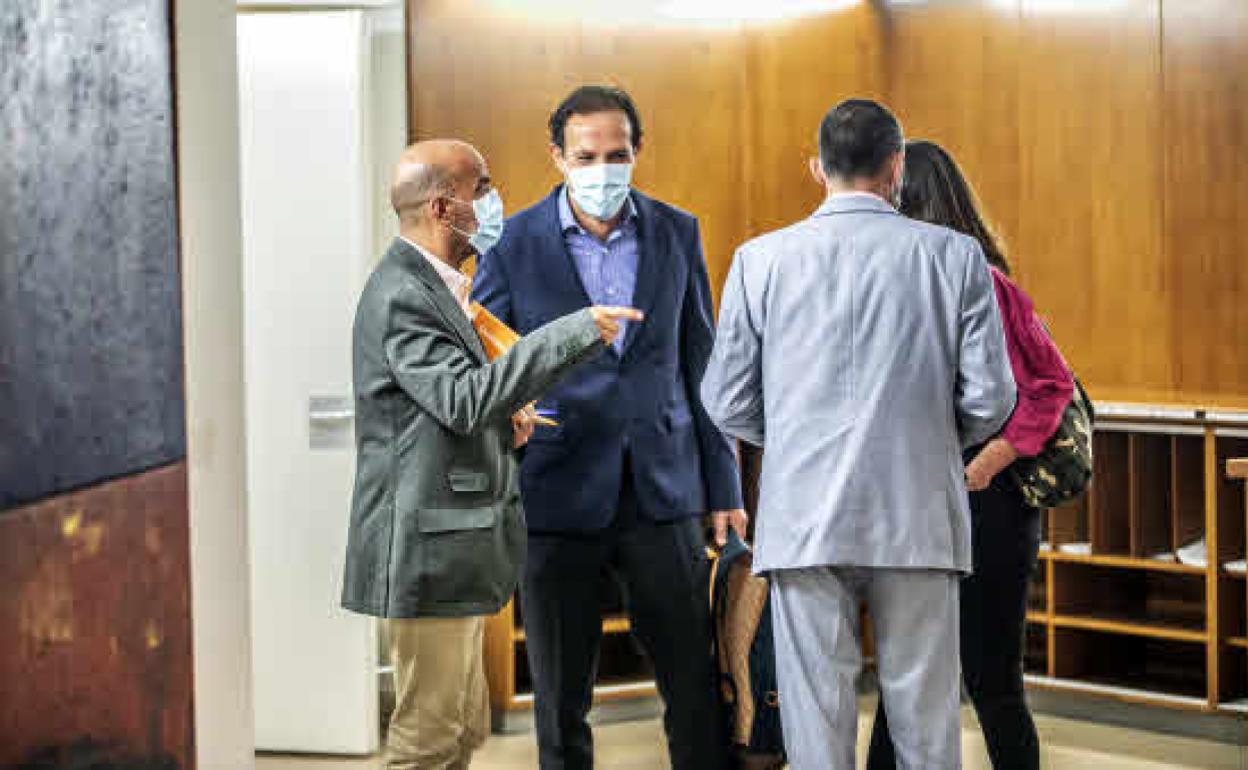 Ignacio Tricio, con los concejales Garijo y Bermejo y el presidente del pleno, antes de la sesión de septiembre