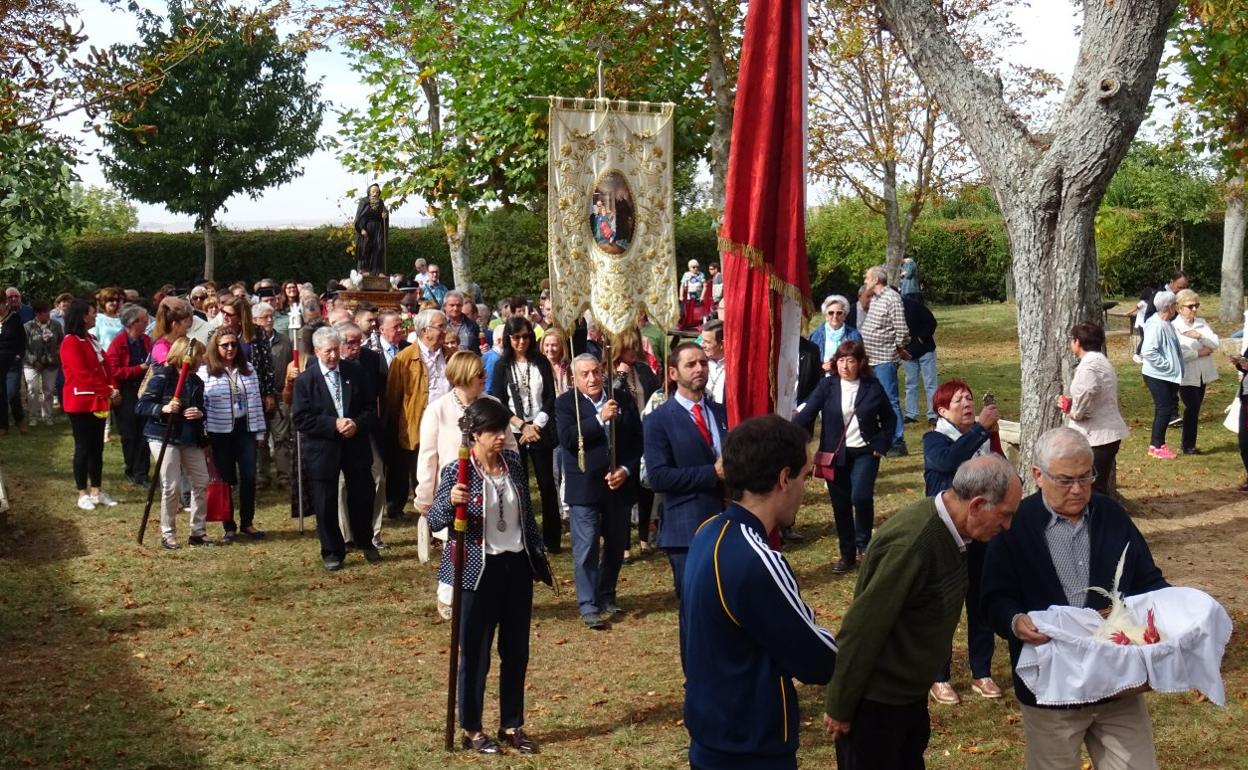 Una imagen de archivo (año 2018) de la procesión en la romería que recuerda el milagro del ahorcado y del gallo y la gallina. 