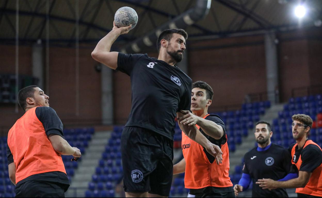 Agustín Casado se marcha de El Korchi y de Javi Rodríguez en un entrenamiento. 