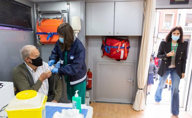 Vacinación contra el COVID en el centro de salud de Cenicero. 