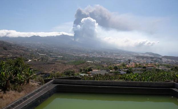 Imagen tomada desde Los Llanos de Aridane del volcán de La Palma 