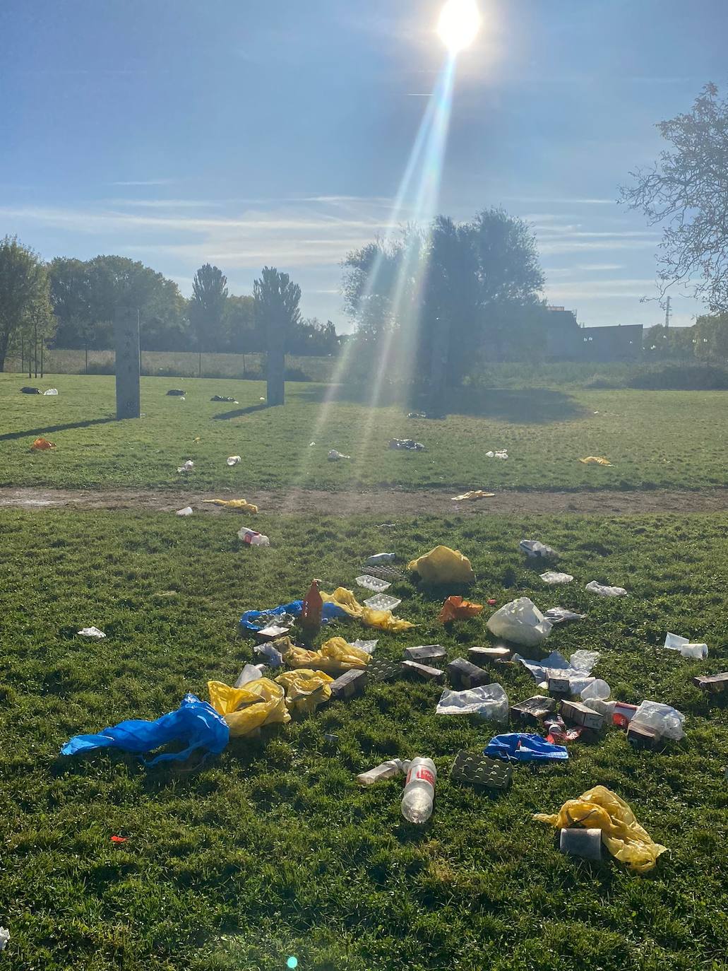 A pesar de su prohibición en el campus, las novatadas universitarias siguen siendo un hecho en el parque de La Ribera, donde los participantes abandonaron los restos de los juegos con los que 'reciben' a los universitarios. 