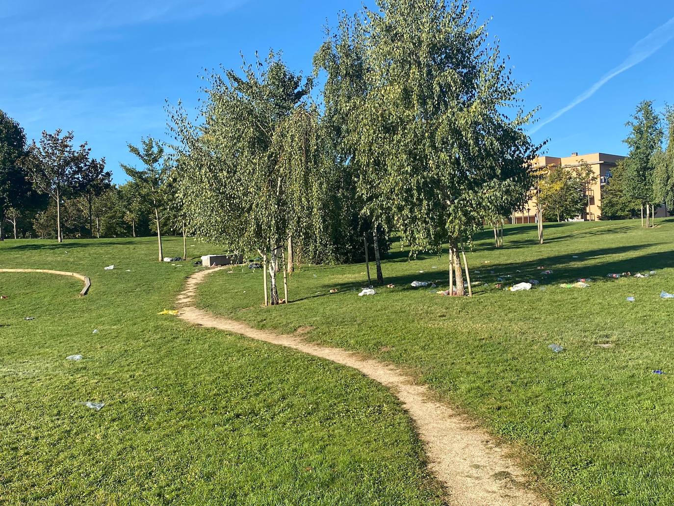 A pesar de su prohibición en el campus, las novatadas universitarias siguen siendo un hecho en el parque de La Ribera, donde los participantes abandonaron los restos de los juegos con los que 'reciben' a los universitarios. 