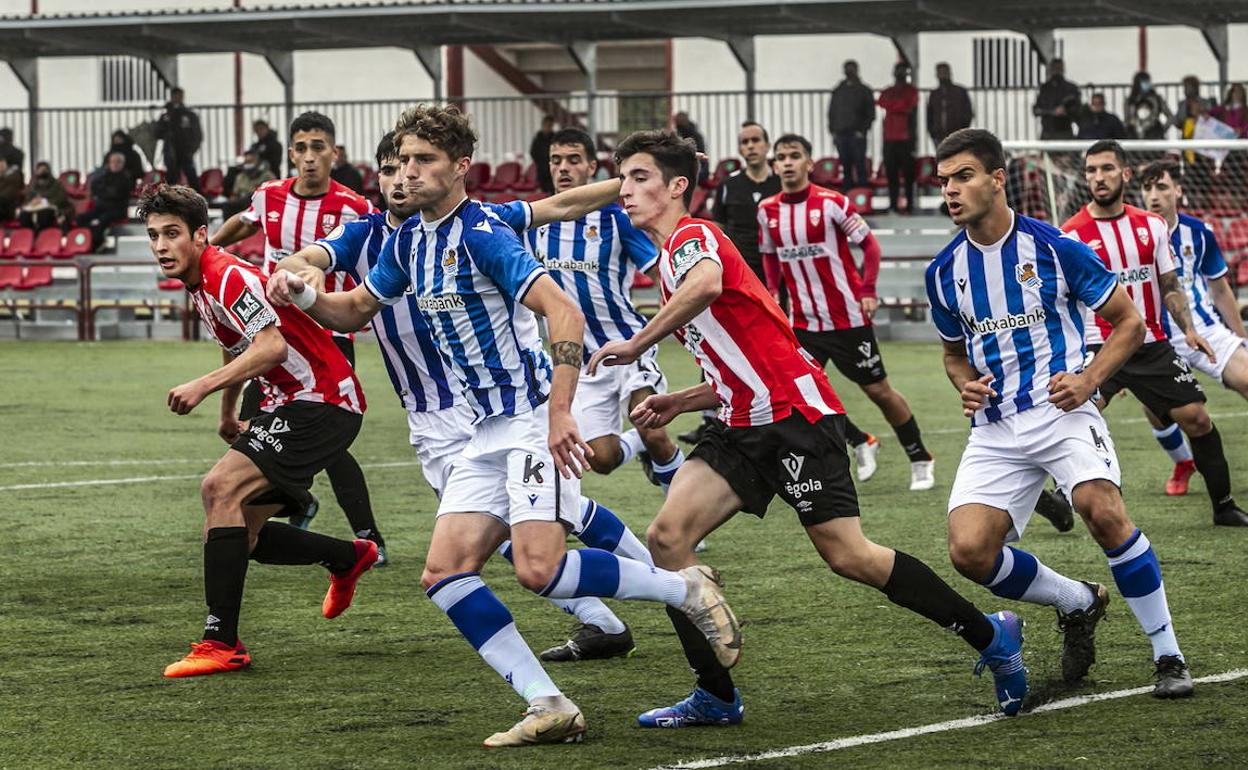 Los jugadores de la UD Logroñés B protegen la puerta de Pradas en el saque de esquina de la Real Sociedad C. 