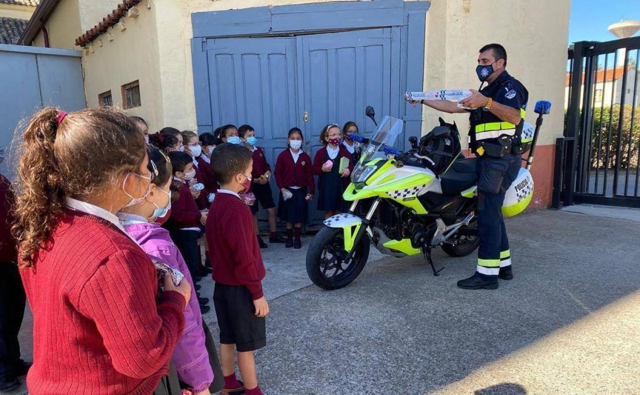 Un agente explcia distintas nociones a los niños. 