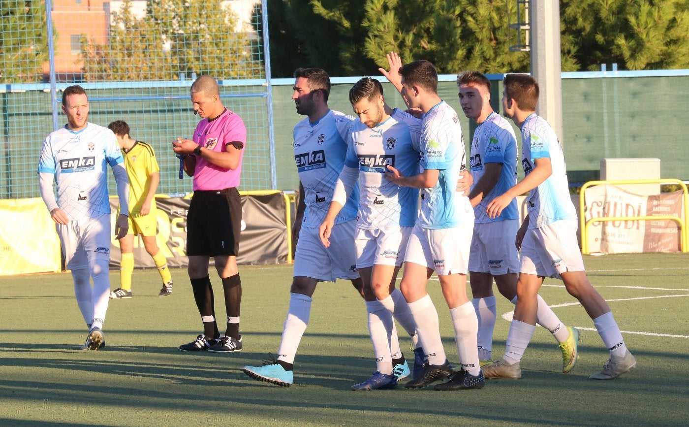 Los jugadores del Arnedo celebran uno de sus goles contra el Yagüe. 