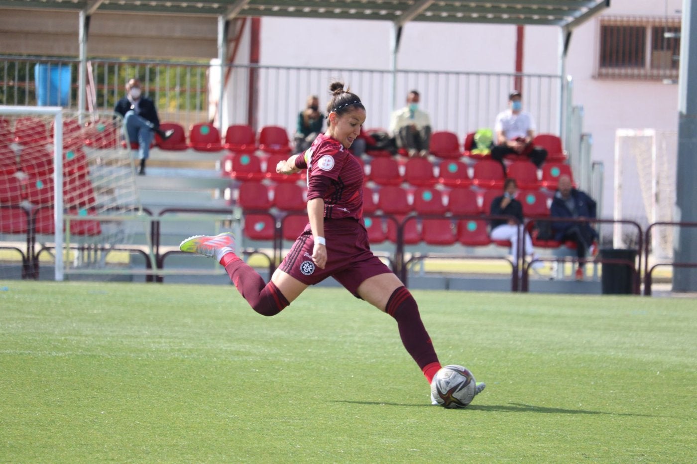 Olga García lanzando el penalti que puso las tablas en el marcador durante el choque contra el Sporting. 