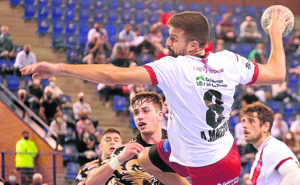 Agustín Casado, en una acción contra el Ademar León. 