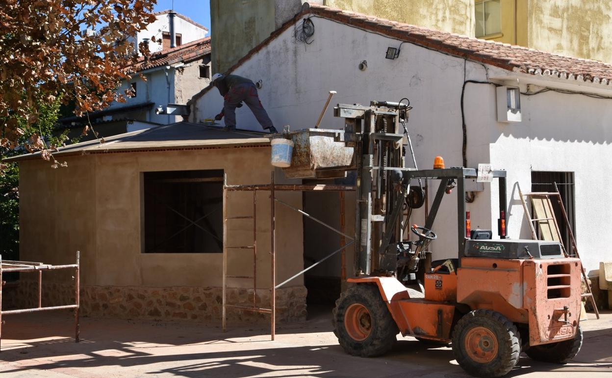 Obras de construcción del almacén junto al teleclub de El Redal. 