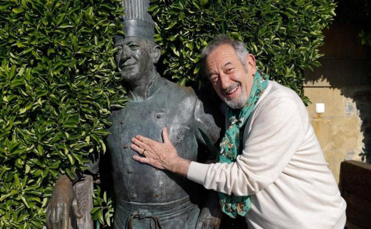 El cocinero Karlos Arguiñano posa en su restaurante de Zarautz.