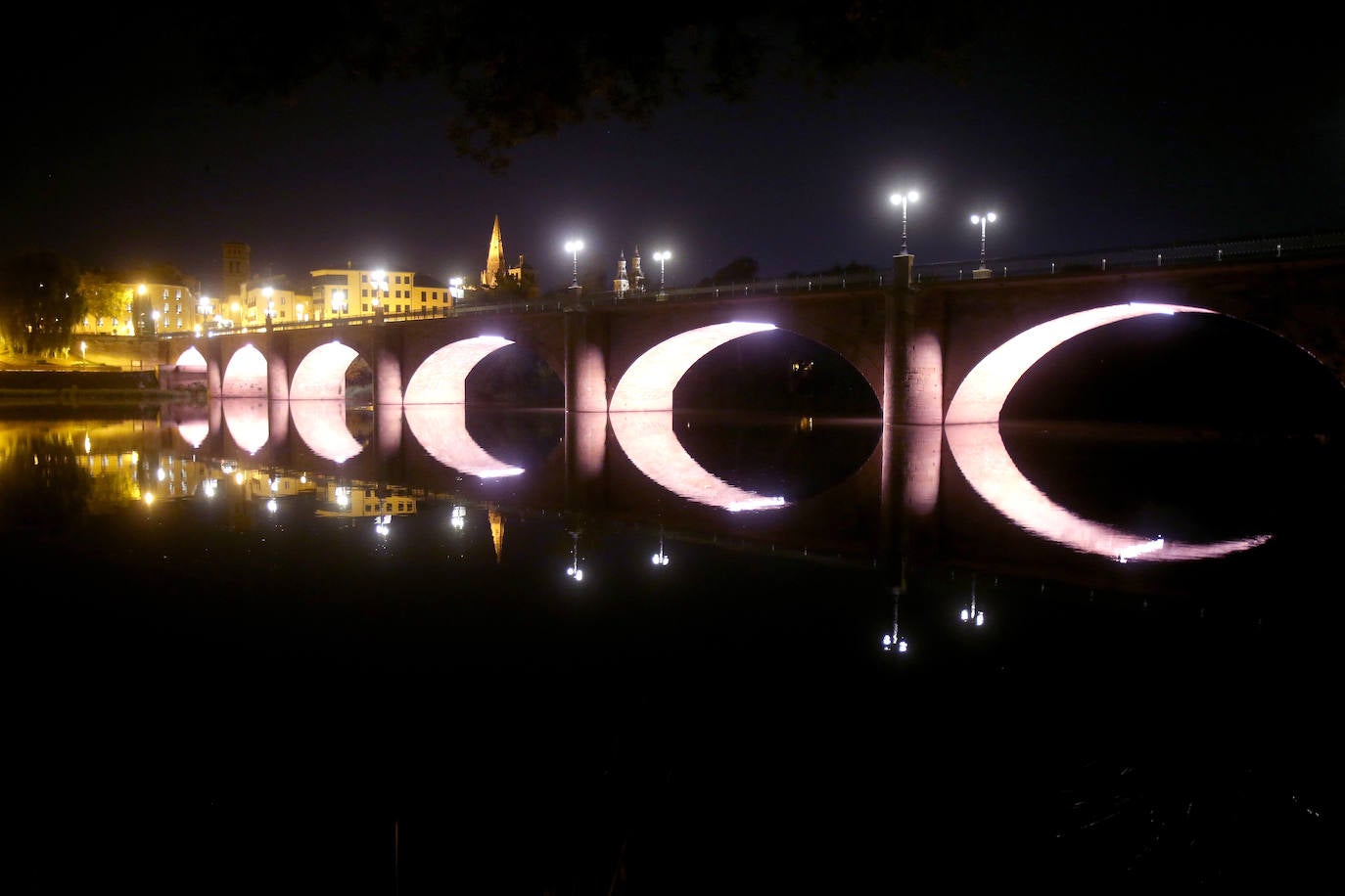 El Puente de Piedra, iluminado de rosa.