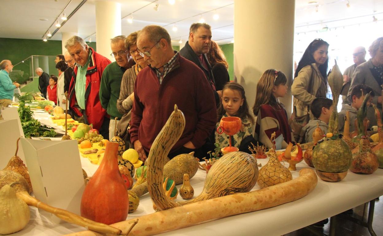 La exposición del domingo mostrará, como en anteriores ediciones, plantas, setas y calabazas de la zona, además de nidos de aves del Cidacos. 