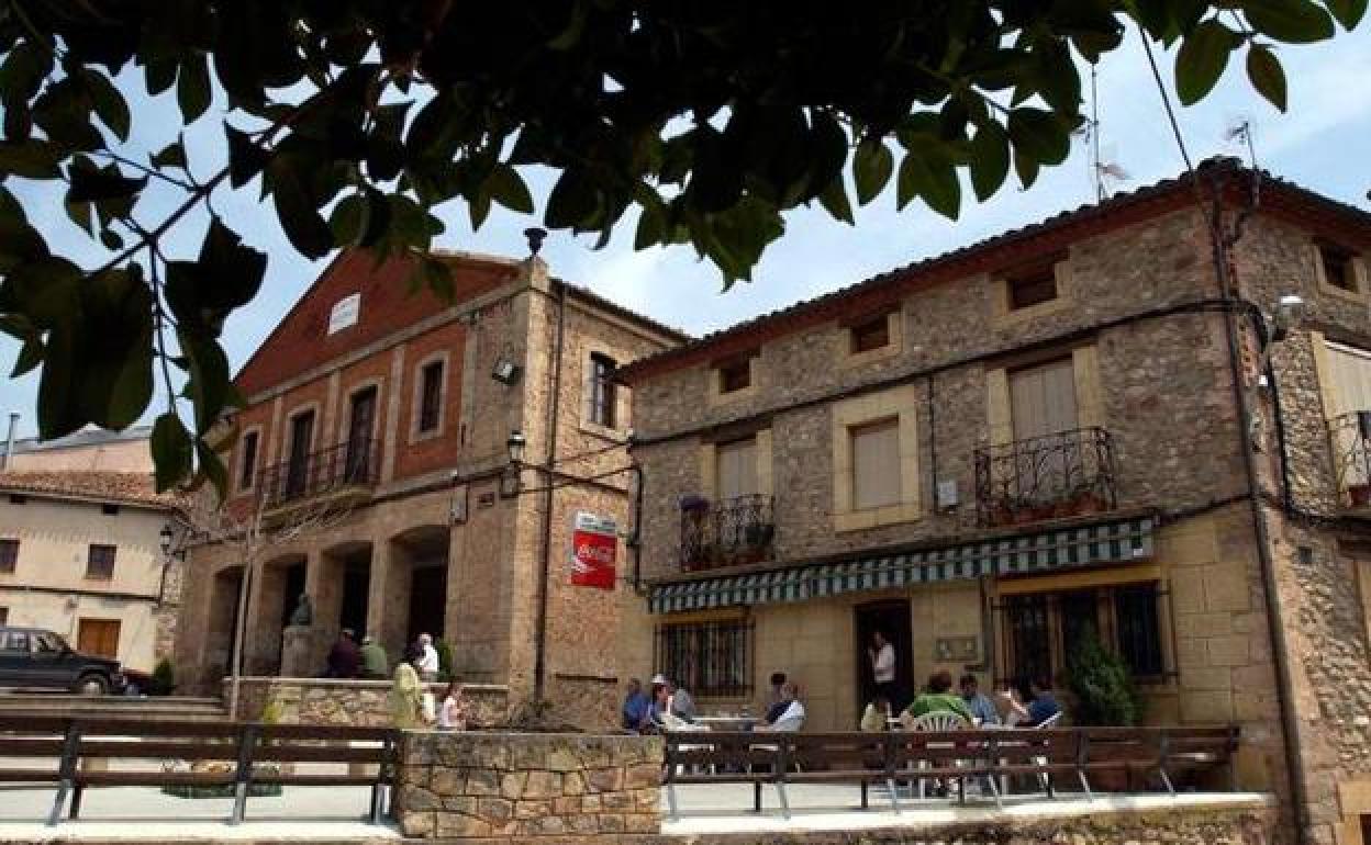 Vistas de la plaza de la localidad de Berceo, con el Ayuntamiento a la izquierda de la imagen. 