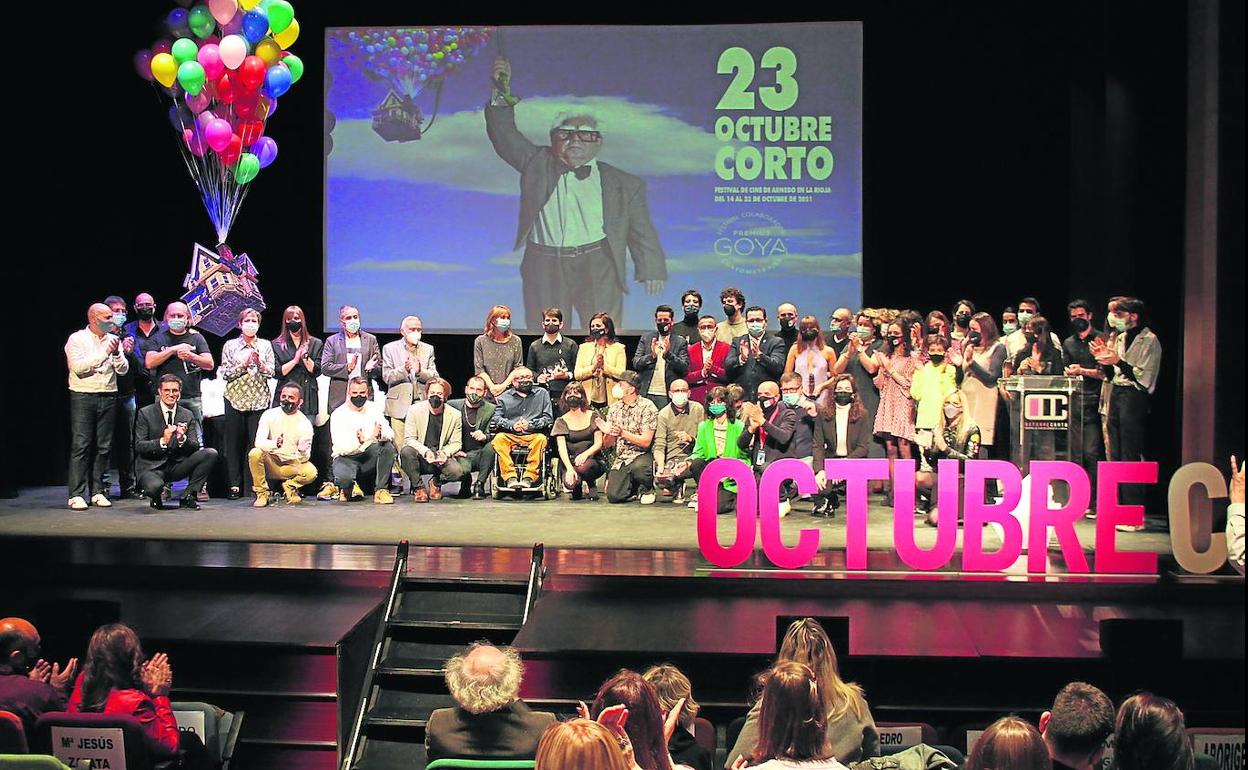 Foto de familia de premiados, organización y patrocinadores de esta vigésimo tercera edición del Festival de Cine Octubre Corto de Arnedo.