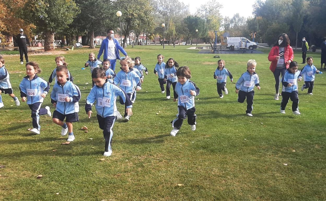 Los alumnos del centro disfrutaron, por ciclos, de la carrera en el parque. 