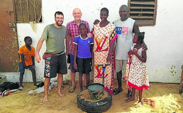 Jaime Aguirre, con una familia senegalesa.