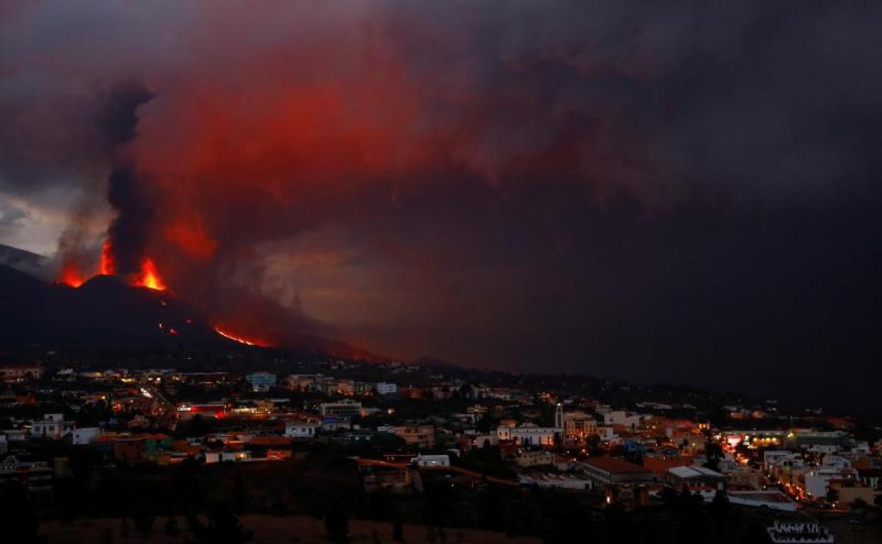 Imagen de la erupción del volcán y de las poblaciones afectadas por las coladas. 