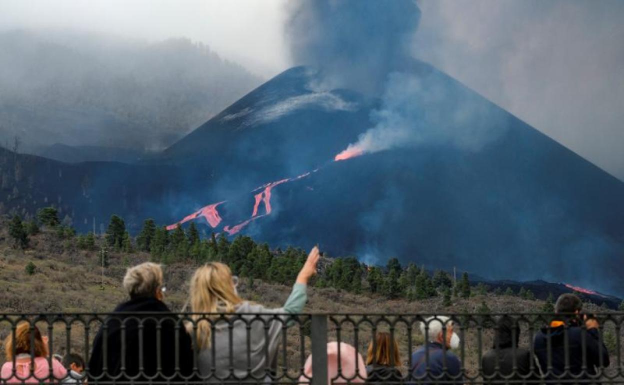 Los derrames de lava que se han producido desde ayer han ensanchado la colada que más preocupa. 