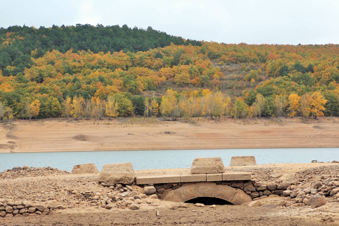 Fotos: El bajo volumen de agua del González Lacasa deja ver Los Molinos