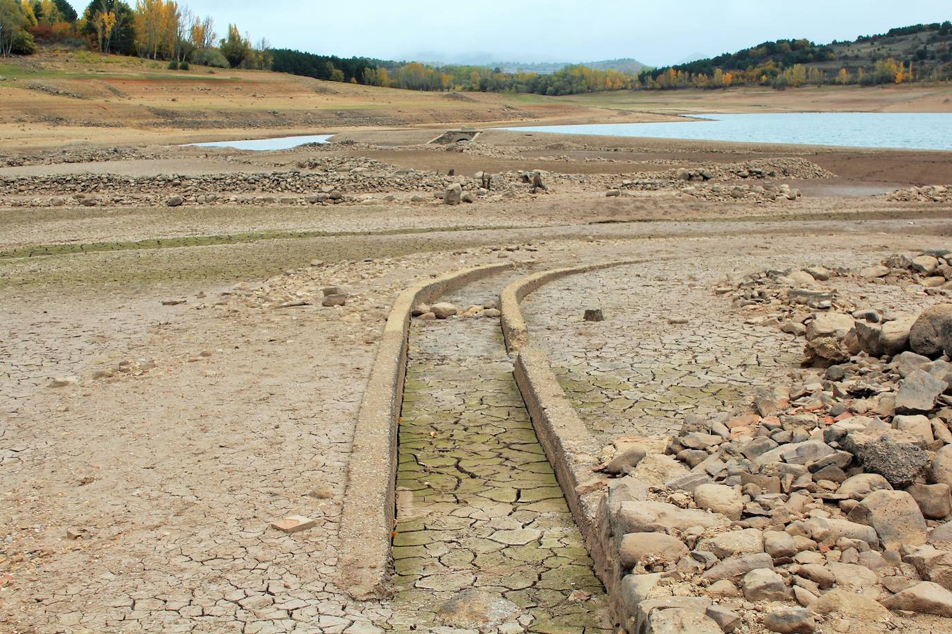 Fotos: El bajo volumen de agua del González Lacasa deja ver Los Molinos