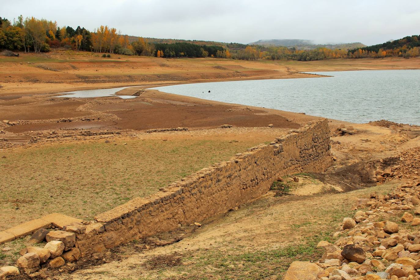 Fotos: El bajo volumen de agua del González Lacasa deja ver Los Molinos