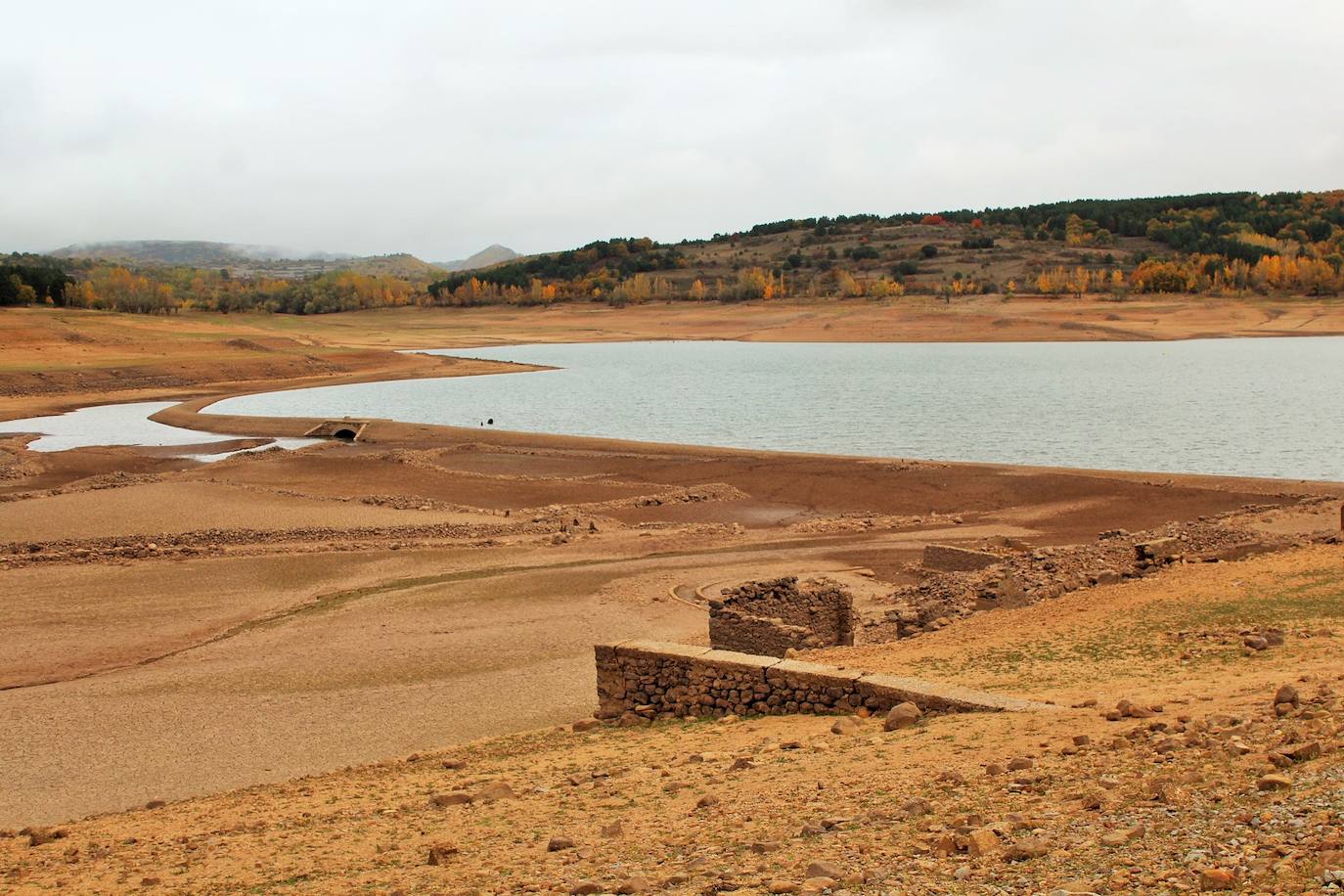 Fotos: El bajo volumen de agua del González Lacasa deja ver Los Molinos