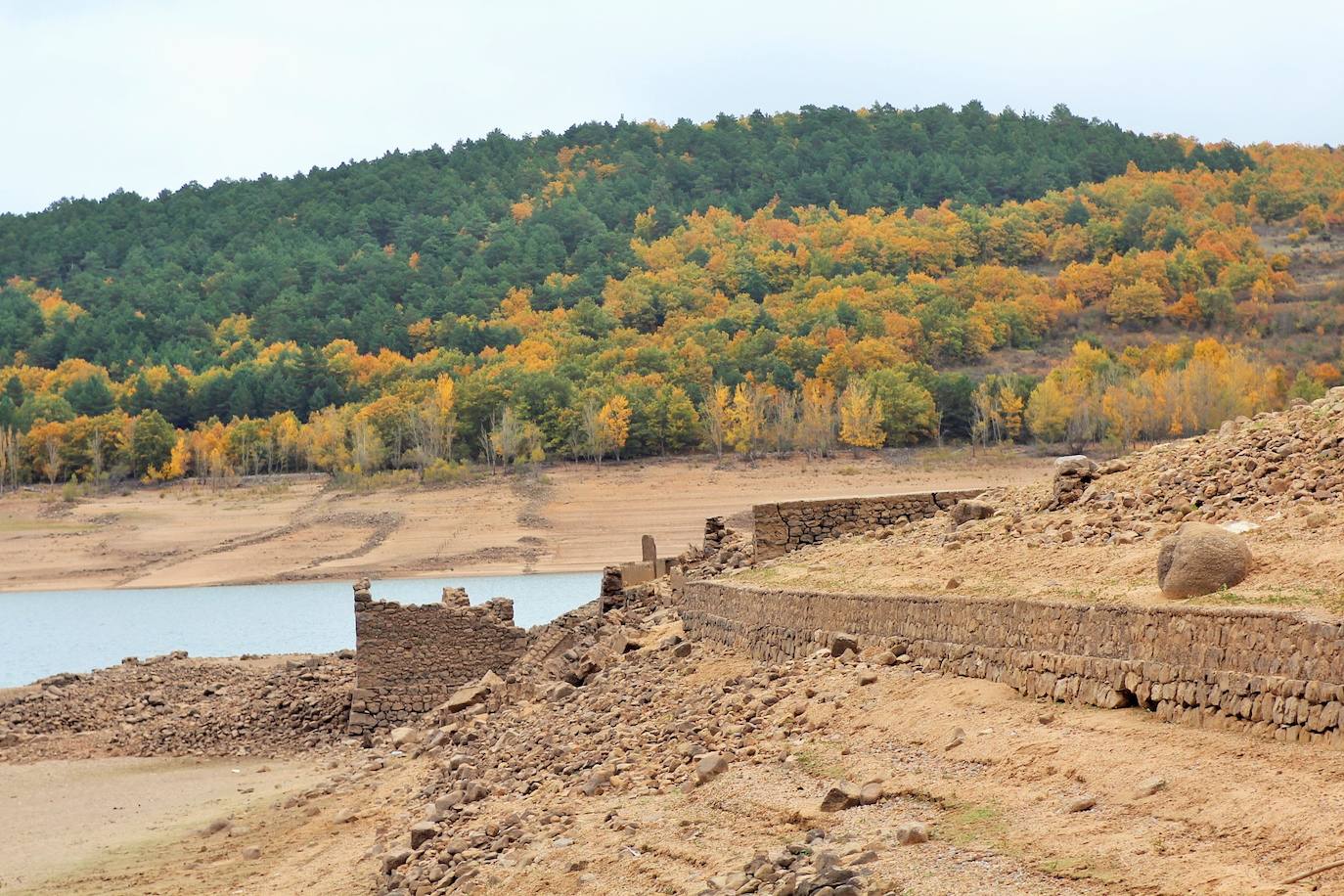 Fotos: El bajo volumen de agua del González Lacasa deja ver Los Molinos