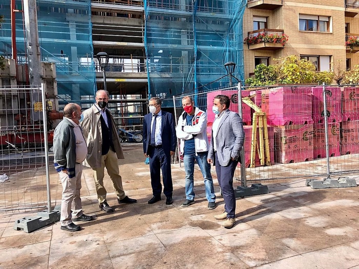 Las autoridades, delante de las obras del nuevo Ayuntamiento. 