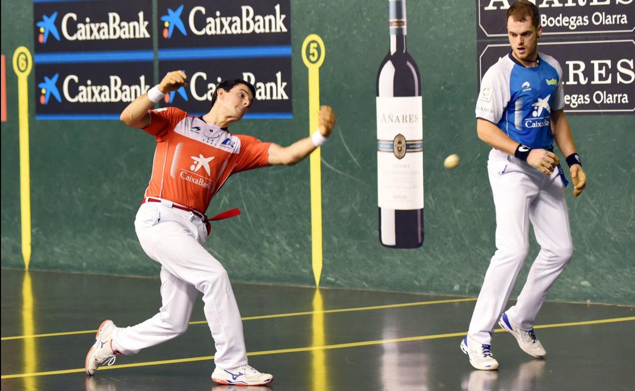 Jokin Altuna golpea con su mano izquierda. 